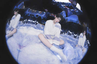 ·崔然竣·
“所有远去的太阳，都被人称为星星，所以离我近点吧，躲进裹紧的被窝，你盯着我，双手环绕上来，黑夜审问爱意，今晚我对你避无可避。”