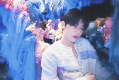 ·崔然竣·
“所有远去的太阳，都被人称为星星，所以离我近点吧，躲进裹紧的被窝，你盯着我，双手环绕上来，黑夜审问爱意，今晚我对你避无可避。”