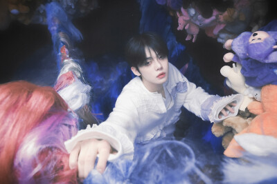 ·崔然竣·
“所有远去的太阳，都被人称为星星，所以离我近点吧，躲进裹紧的被窝，你盯着我，双手环绕上来，黑夜审问爱意，今晚我对你避无可避。”