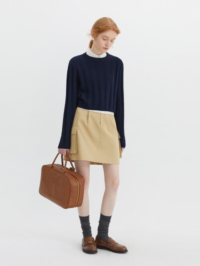 蓝色帽子+白色内搭+卡其短裙