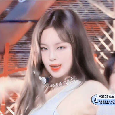  jennie
——要爱上维纳斯的断臂——
/爱上刺骨烈日和滚烫的大雨.
cr.荼糯（背景图）