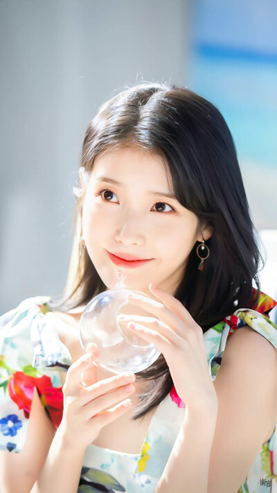 IU | 真露烧酒
cr:__南宫_