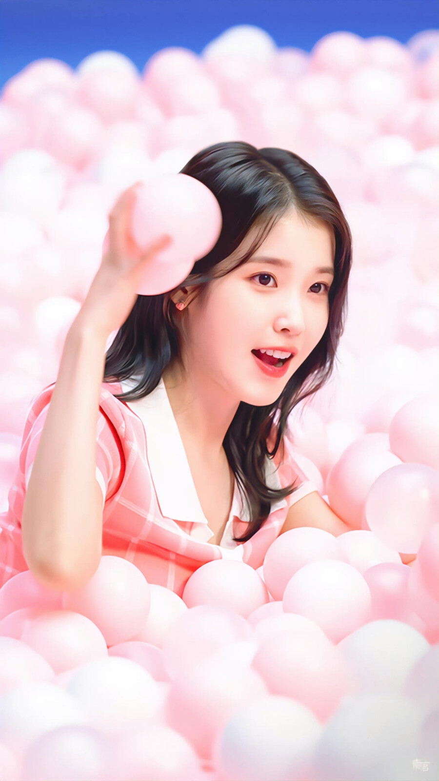 IU | 真露烧酒
cr:__南宫_