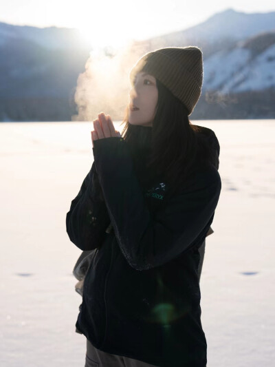 那些，被光阴羽化了的心事，静成寒夜里的一枚星子，被多情的人反复的遥望。哪怕，有冷然溅泪的忧伤刺痛了眼眶，也不忍落下。唯恐，一眨眼就错失了一生。