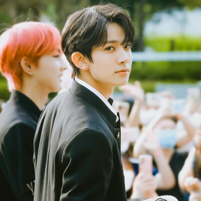 你我都敏感于世俗 不屑同污却无法摆脱
