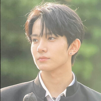 你我都敏感于世俗 不屑同污却无法摆脱
