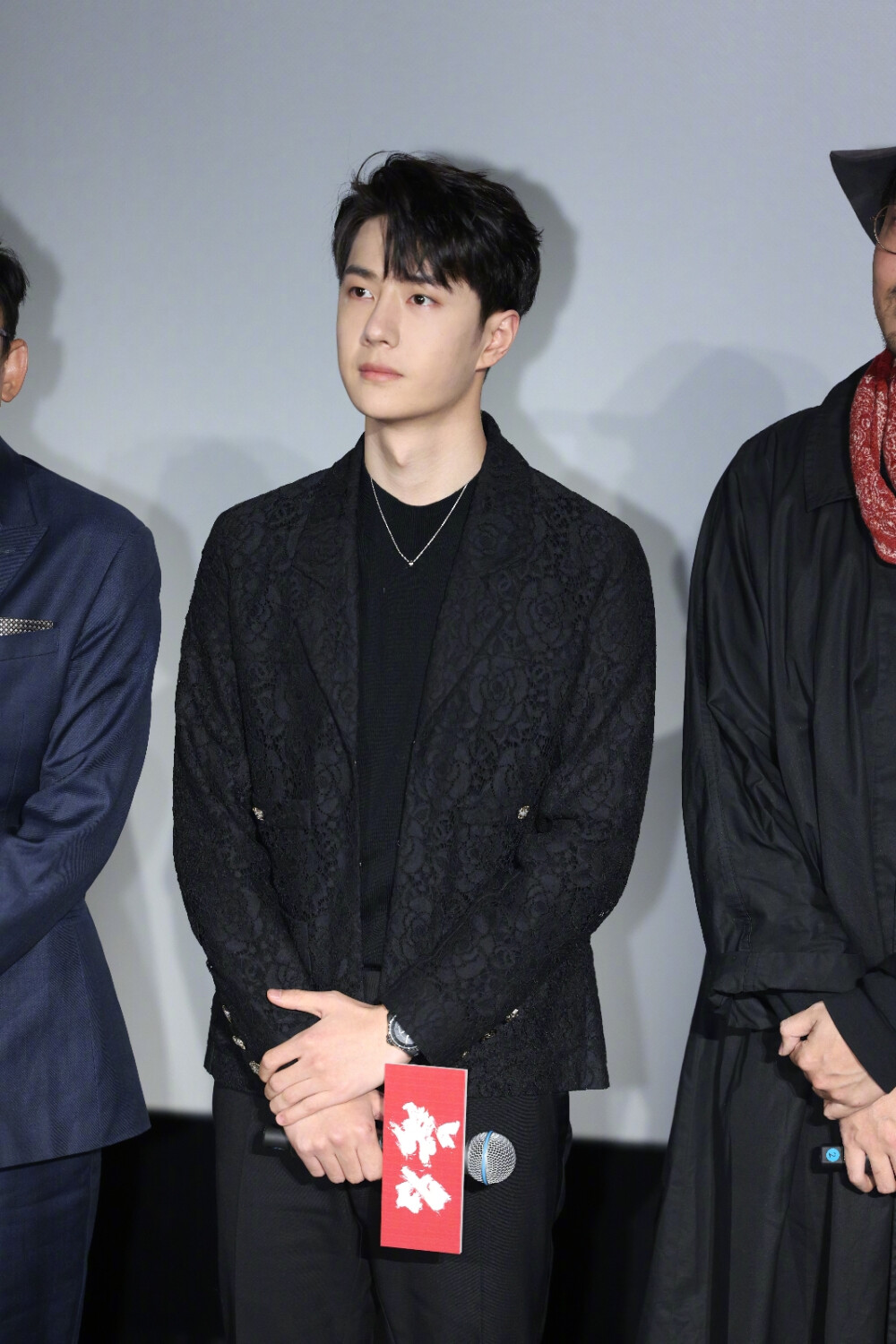 新浪电影：
#王一博无名北京发布会生图状态# 王一博黑衣亮相《无名》北京发布会现场。#电影无名北京发布会# ​​​