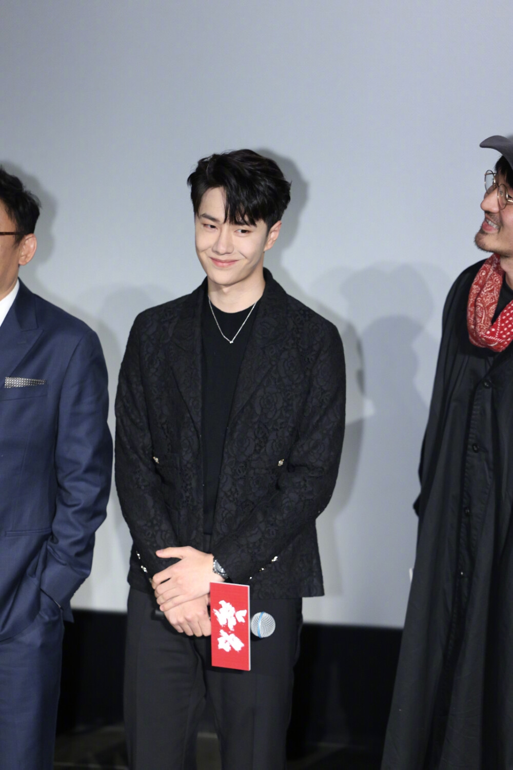 新浪电影：
#王一博无名北京发布会生图状态# 王一博黑衣亮相《无名》北京发布会现场。#电影无名北京发布会# ​​​