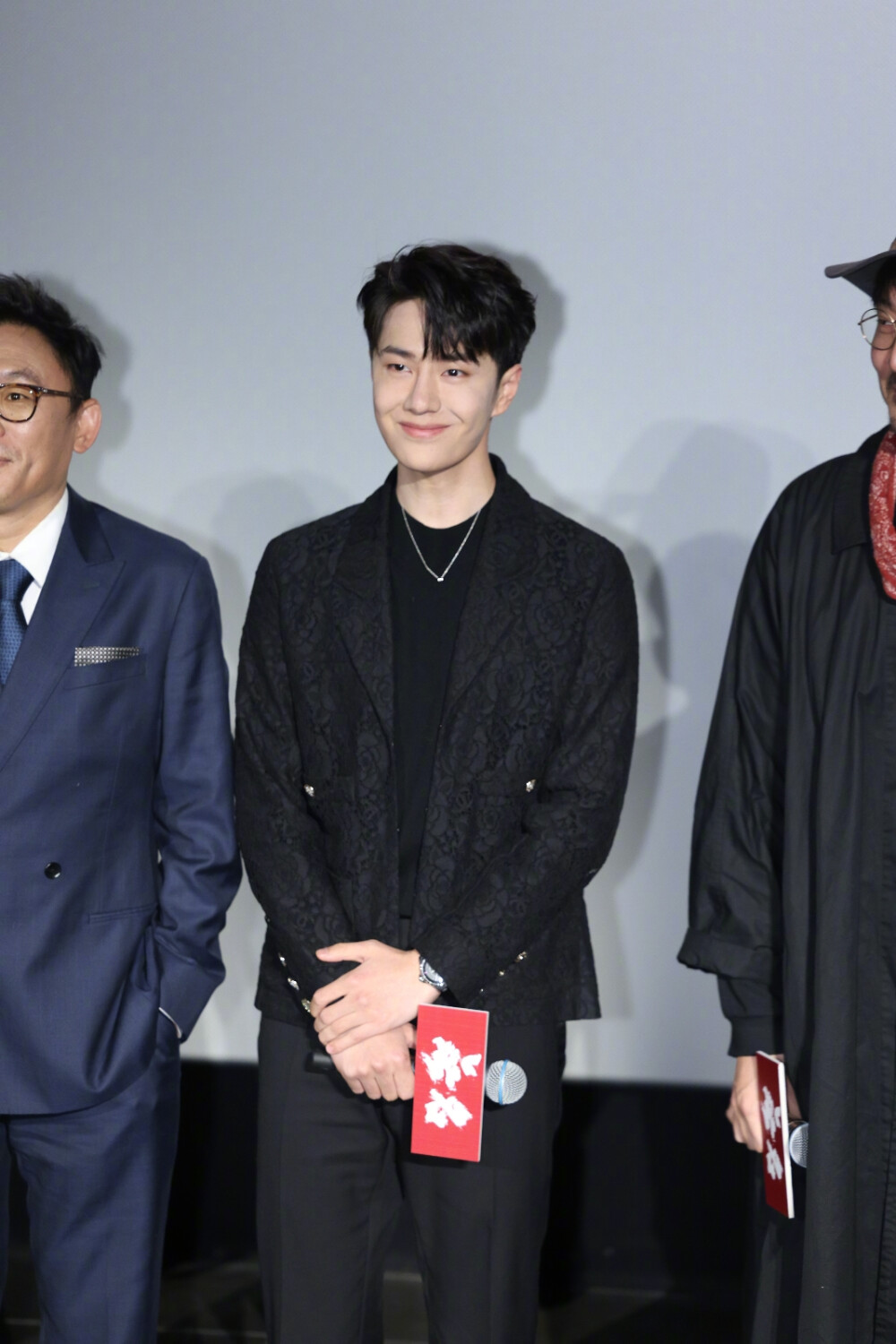 新浪电影：
#王一博无名北京发布会生图状态# 王一博黑衣亮相《无名》北京发布会现场。#电影无名北京发布会# ​​​