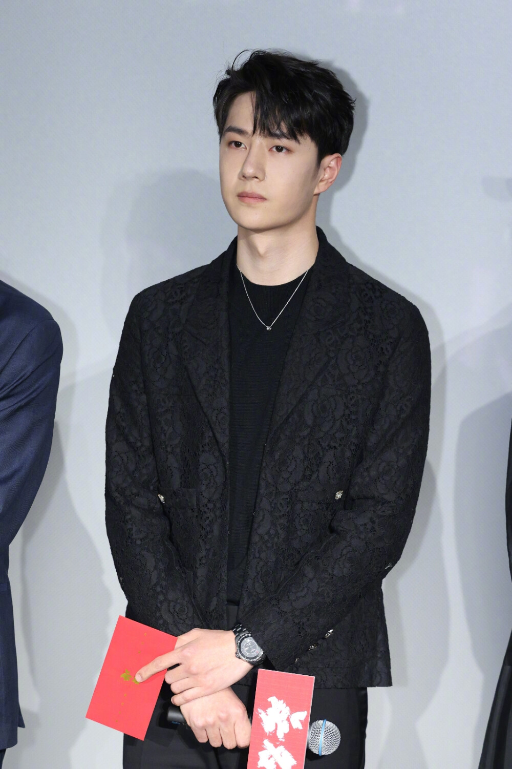 新浪电影：
#王一博无名北京发布会生图状态# 王一博黑衣亮相《无名》北京发布会现场。#电影无名北京发布会# ​​​