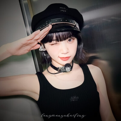 "两个人对视，先躲开的那个人最深情."
金采源滤头