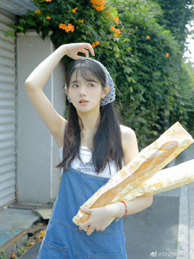 面包脑袋
摄影@花信风与鹿
出镜@SNH48-姜杉