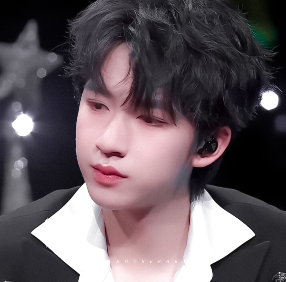 刘耀文、贺峻霖。
原截：江时树