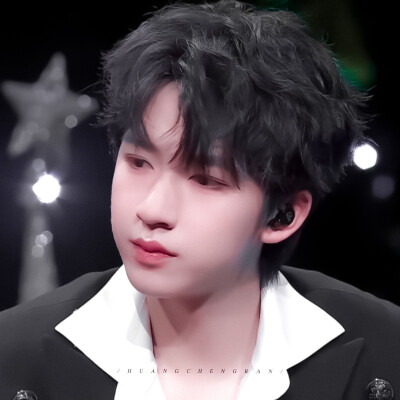 刘耀文、贺峻霖。
原截：江时树