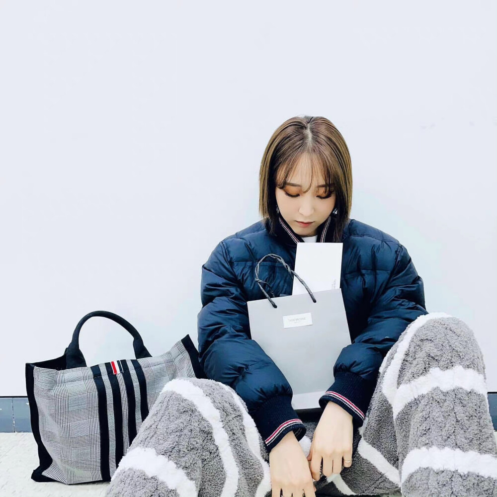 文星伊 の 自拍 /图源见logo 676767侵删 - 堆糖,美图壁纸兴趣