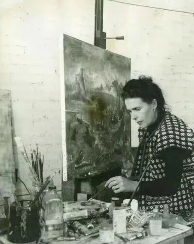 卡蒂·霍纳《利奥诺拉·卡林顿与她的画架》（Leonora Carrington at her Easel），摄影，24.7×19.9cm，1956年