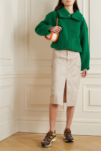 Isabel Marant Étoile 这款 “Prime” 半身裙自带实用主义酷感。单品以棉麻混纺帆布制成，百搭的 “Chalk” 米白色裙身上带有同色线迹，正面开衩进一步提升了舒适与灵活度。不妨将 T 恤下摆束入裙腰，再搭配一双运动…