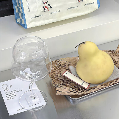 [朋友圈背景图ins风]
而雪无穷尽地落下，仿佛誓要染白此世