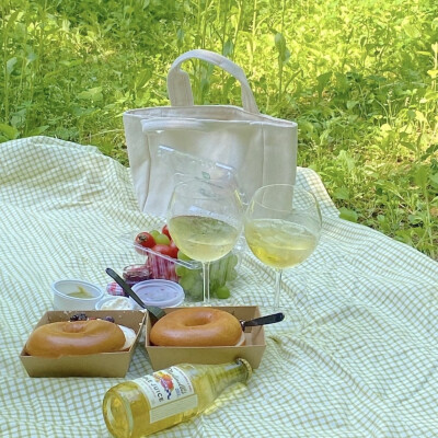 [朋友圈背景图ins风]
而雪无穷尽地落下，仿佛誓要染白此世