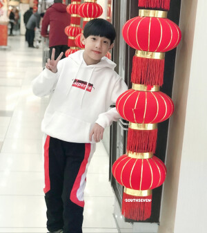 带着儿子给大家拜年啦！新年快乐！