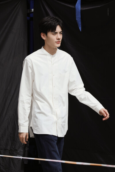 毕雯珺 世界微尘里 艾景初