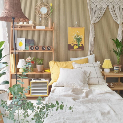 温馨原木风
家具，简易置物架、简约床头柜、藤编落地灯、ins风编织挂毯，少量绿植，装饰画，靠枕，百褶台灯