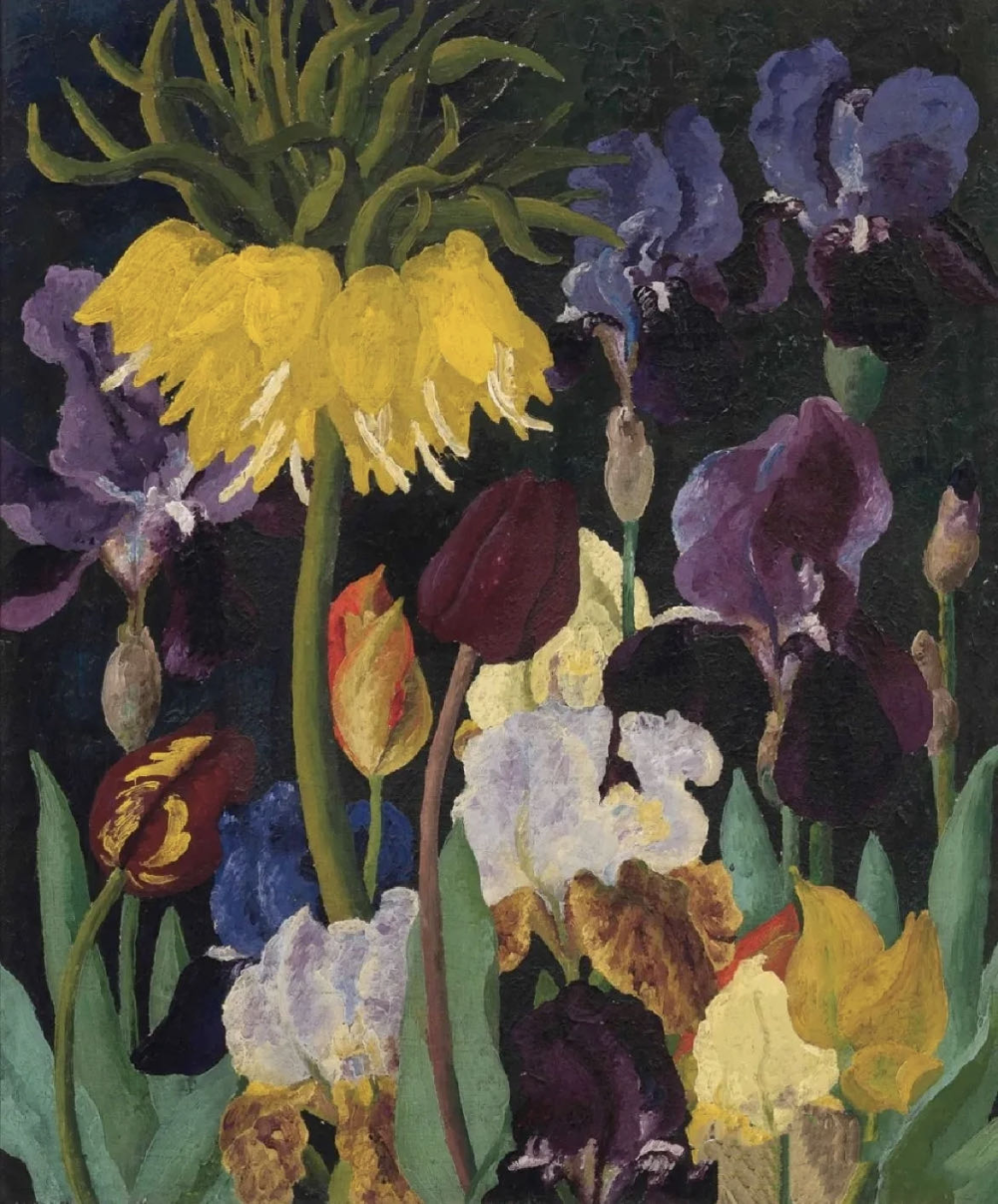 英国艺术家塞德里克·莫里斯的花给人的感觉，就像爱丽丝梦游仙境时闯入了花的王国。
那里花比人高，恣意生长，张开的花苞可以躺进一整个人。觉得他不像画花，而像给朋友画肖像。