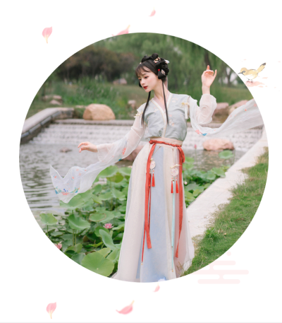 湖上芙蓉早。向北山、山深雾冷，更看花好。