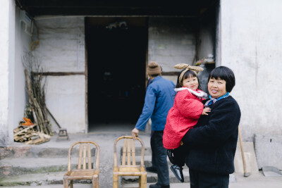 跨城过年
摄影：洪小漩
出镜：家人
自从我嫁人，弟弟参加工作后，爸妈的年夜饭便都是围着客厅的茶几吃的。
阿科说，可以去你家过年，真的。
但是我心里想的却是，阿科的爷爷奶奶年事已高，年最好陪着长辈一起过…