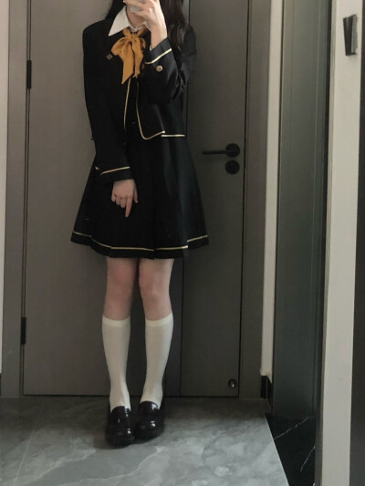 姐妹们，你看我发现了什么？是超级优雅的背心裙加西服外套！超有大小姐的风格，俺爱了爱了！狗皮皮jk家的寺岛葵小裙裙~快带上姐妹一起冲吧！