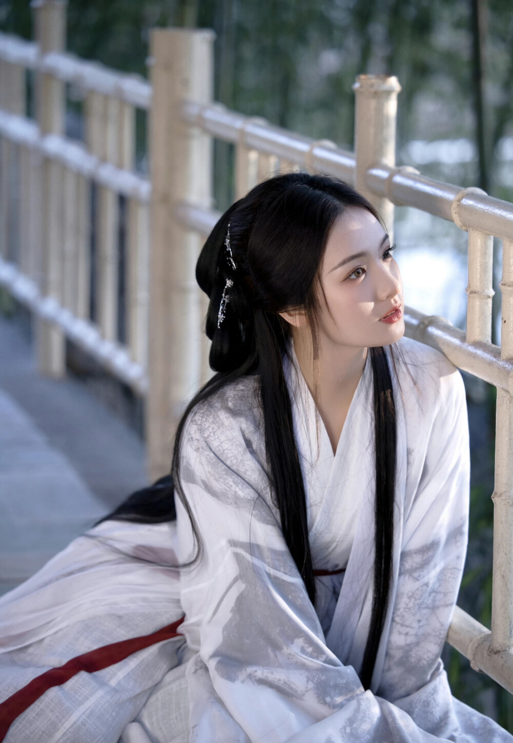 年轻的时候爱上什么都不过为.成熟的时候放弃什么都不为错.每个人终其一生都在寻找那个与自己灵魂相近的人.本性善良的人都比较晚熟.并且被劣人催熟后来虽然开窍了但仍然善良与赤诚.不断寻找同类最后变成一个孤独的人。