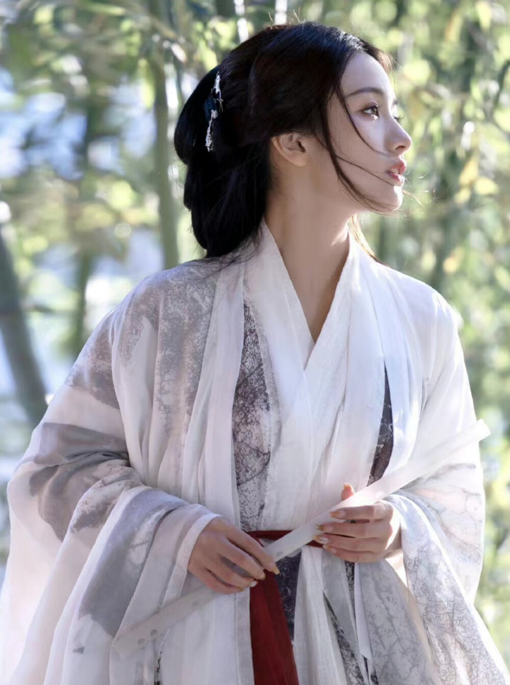 年轻的时候爱上什么都不过为.成熟的时候放弃什么都不为错.每个人终其一生都在寻找那个与自己灵魂相近的人.本性善良的人都比较晚熟.并且被劣人催熟后来虽然开窍了但仍然善良与赤诚.不断寻找同类最后变成一个孤独的人。