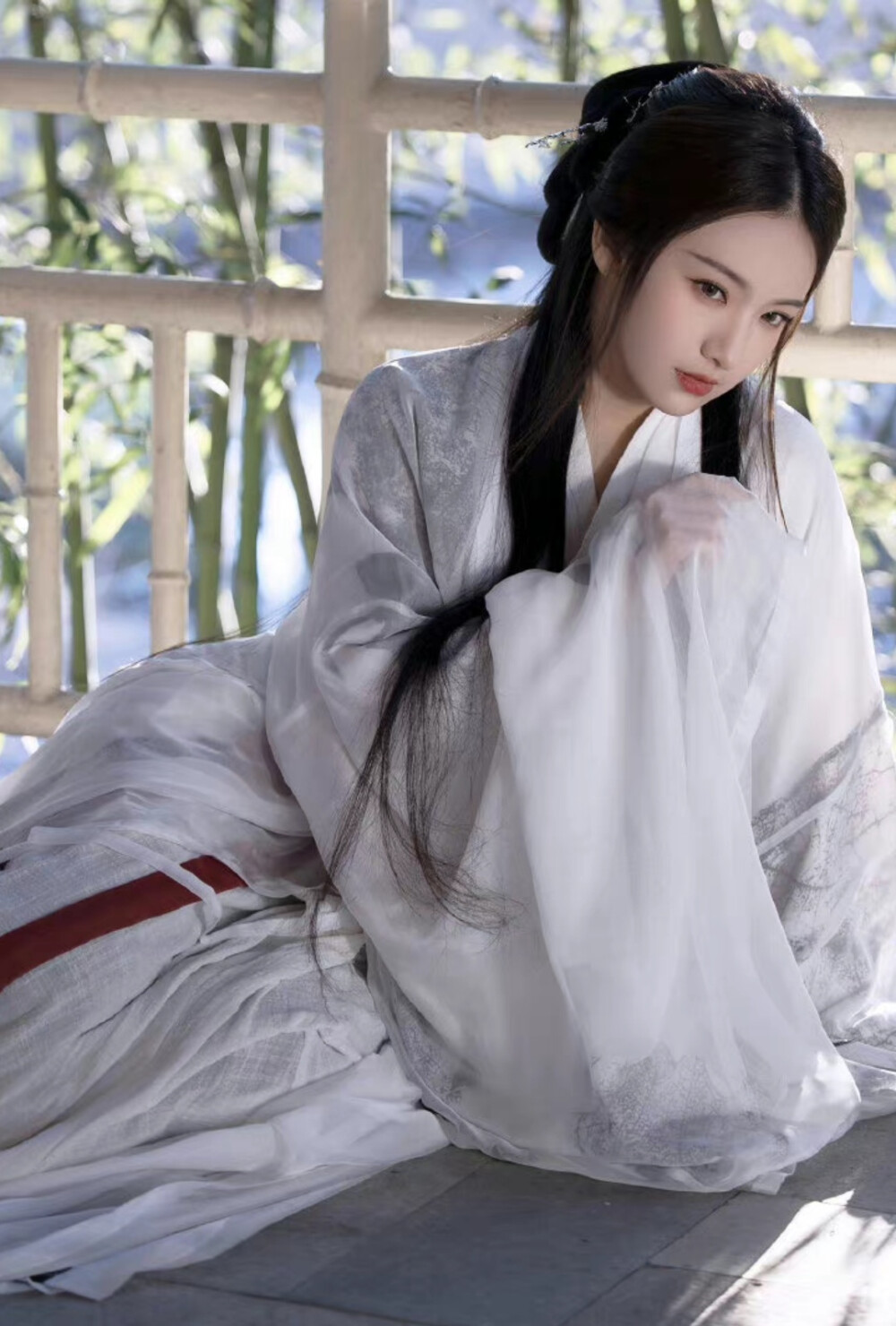 年轻的时候爱上什么都不过为.成熟的时候放弃什么都不为错.每个人终其一生都在寻找那个与自己灵魂相近的人.本性善良的人都比较晚熟.并且被劣人催熟后来虽然开窍了但仍然善良与赤诚.不断寻找同类最后变成一个孤独的人。