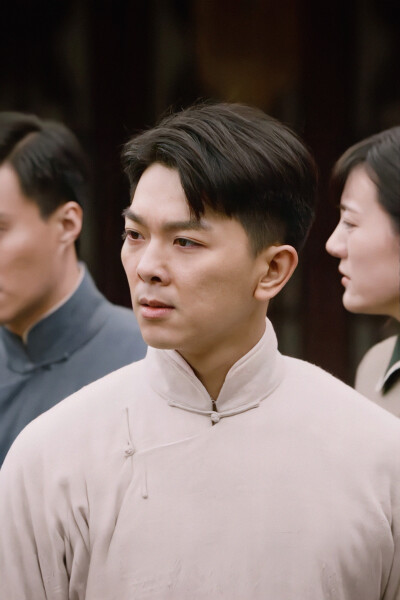 他们唤醒希望，
照亮了炙热而明亮的拼搏之光。
觉醒年代壁纸 高清无水印 微博@砗磲88