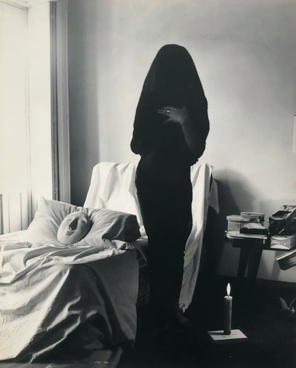 Kati Horna《Untitled from Ode to Necrophilia, Mexico City》，1962年. Purchased with funds provided by the Photography Acquisitions Committee 2022 ©Kati Horna Estate. Courtesy Michael Hoppen Gallery