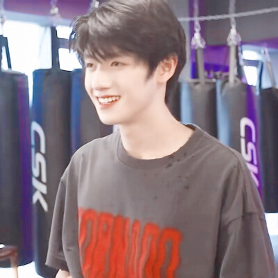 ◎朱志鑫
最后一波拳击·志来袭咯~
帅死我了/花痴花痴