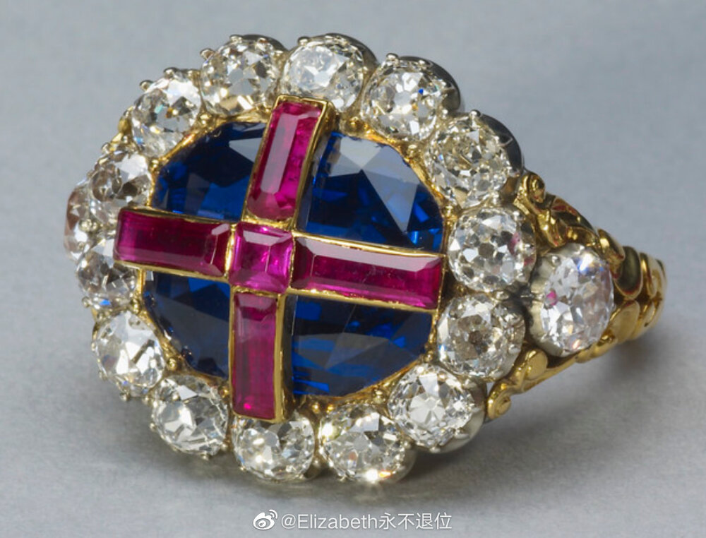 The Sovereign's Ring 这枚君主之戒是Rundell Bridge & Rundell 于1831年为威廉四世的加冕典礼制作的，整体由一颗金质镶嵌的混合切割八角形蓝宝石组成，上面覆盖着四颗长方形切割红宝石和一颗方形切割红宝石，在金条镶嵌中对接在一起形成一个十字形，四周镶嵌着十四颗枕形钻石，戒指的肩部还镶嵌有两颗明亮式钻石。在加冕典礼上，大主教将此戒戴在君主的右手无名指上，作为“王者尊严”的象征。1837年威廉四世去世时将这枚戒指留给了他的妻子阿德莱德王后，1849年阿德莱德王后又将其连同她的王后之戒遗赠给了侄女维多利亚女王。1901年维多利亚女王又将上述两枚戒指连同她自己的加冕戒作为传家宝留给王室，1919年3月乔治五世将这三枚戒指与其他皇冠珠宝一起存放在伦敦塔中。自爱德华七世起所有君主都在加冕典礼上佩戴过这枚戒指，即将于5月6日举行的查尔斯三世国王的加冕典礼上，这枚君主之戒将会再次出镜。