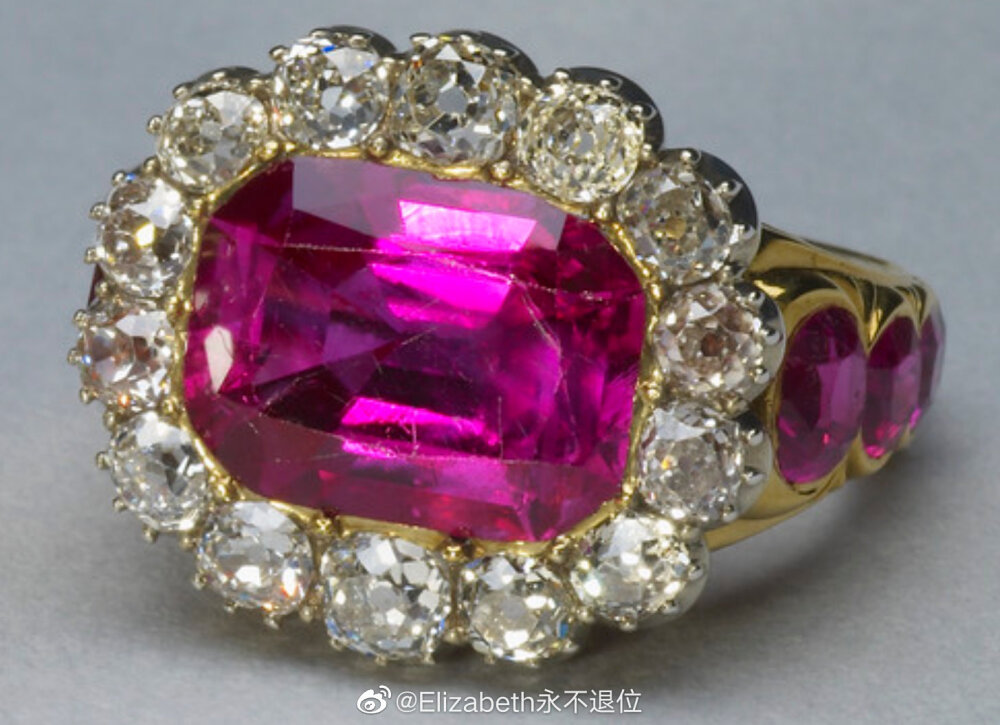 The Queen Consort's Ring 这枚王后之戒是1831年为阿德莱德王后的加冕典礼制作的，亦出自Rundell Bridge & Rundell 。主体是一颗加长的八角形混合切割红宝石，被镶嵌在金色镶托中，无衬垫，周围配有十四颗枕形明亮式钻石。金戒圈上镶有十四颗渐变混合切割红宝石。和君主一样，王后在加冕典礼上也会被授予一枚戒指，自十三世纪以来，传统上将红宝石作为戒指的主石。自1831年阿德莱德王后加冕以来，每位王后都在自己的加冕典礼上佩戴了这枚王后之戒，坐等5月6日的再次亮相吧。