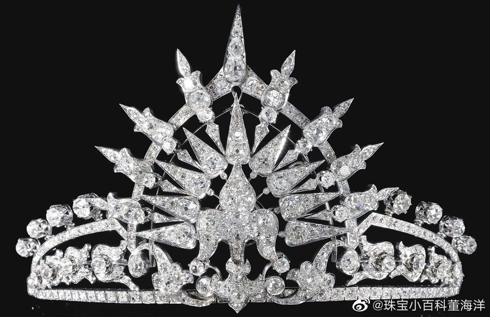 Princess Maria de la Paz of Bavaria's Diamond Sunburst Tiara（巴伐利亚旭日头冠）
这顶钻石头冠属于西班牙公主玛利亚.德拉巴斯，大概成品于1883年，这是她的结婚礼物，头饰中央包含百合花和太阳元素，设计有“颤抖”机关，随着主人的动作会轻轻抖动，这顶头冠一直在巴伐利亚皇室家族女眷的头顶上戴来戴去，从1883年到2012年，基本上每次巴伐利亚皇室活动都能看见它的身影，不是在这个女眷的头上，就是在另一个女眷的头上，搞得好像非常寒酸的样子。
果不其然，2013年5月，这顶头冠在苏富比上拍，有媒体直言不讳说“他们缺钱了”，它的估价区间仅仅是10万~15万之间，虽然最终成交价是18万美元
小百科说：真可谓是人把珠宝搞的不值钱了的经典案例，当年以18万美金就拍到这顶头冠的主儿才是真真的捡了大漏！