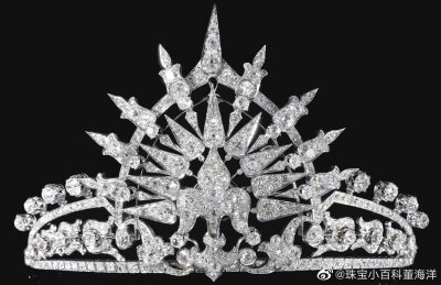 Princess Maria de la Paz of Bavaria's Diamond Sunburst Tiara（巴伐利亚旭日头冠）
这顶钻石头冠属于西班牙公主玛利亚.德拉巴斯，大概成品于1883年，这是她的结婚礼物，头饰中央包含百合花和太阳元素，设计有“颤…