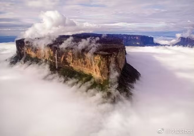 罗赖马山(Mount Roraima) ，位于巴西、委内瑞拉和圭亚那三国交界处，是一座大型平顶山峰，也是帕卡赖马山脉的最高峰，周围是千米高的悬崖，在当地的语言中意为“神的居所”。