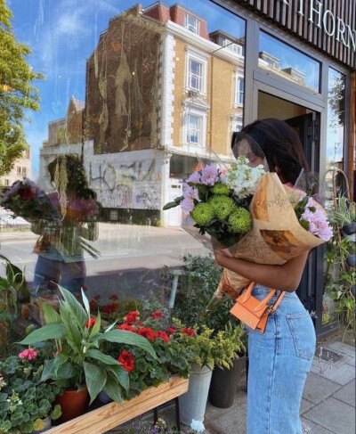 手拿鲜花女生头像