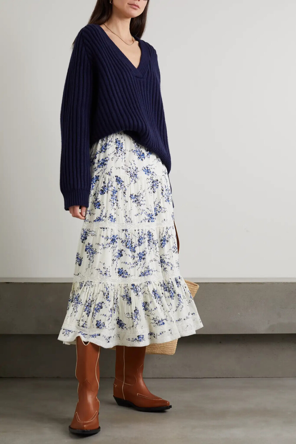 THE GREAT. 这款半身裙印满淡雅花卉印花，如春日花蕾般鲜活清新。它以象牙色纯棉巴里纱裁就，层接式裙身轻盈灵动，以精巧蕾丝嵌片拼接而成。不妨在温暖天气里搭配贴身坦克背心穿着。