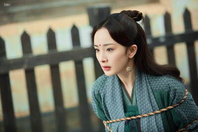 《三生三世十里桃花》素素.杨幂
图源微博：青衫|梦里登月