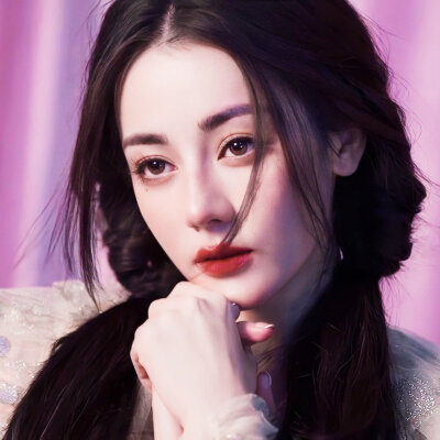 迪丽热巴，光照的方向。