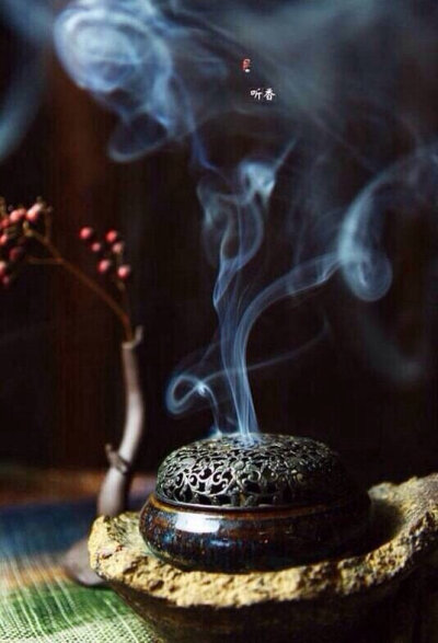 炉香袅袅，人间悄悄。