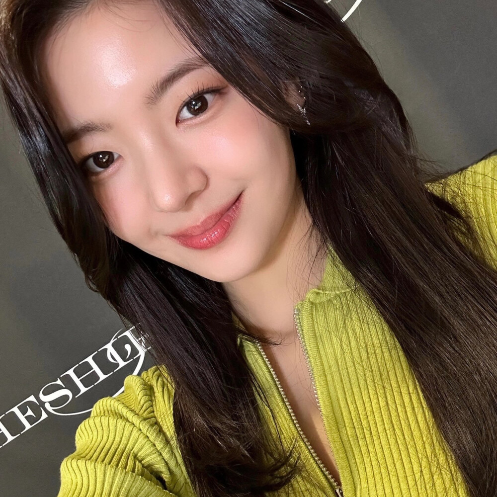 YooA
尹棌圆
合照
ITZY