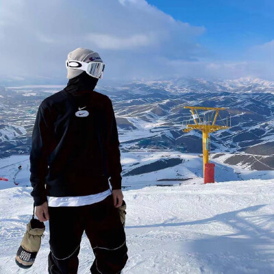 滑雪男生头像丨
图源于网络侵权删