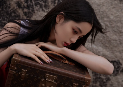 拿图滴滴关注收藏，人物欧阳娜娜