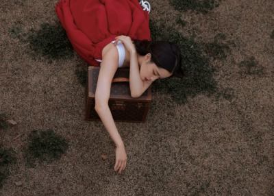 拿图滴滴关注收藏，人物欧阳娜娜